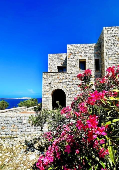 Vila Cozy Cliff Tower W/ Breathtaking Sea Views Agios Georgios Minas Exteriér fotografie