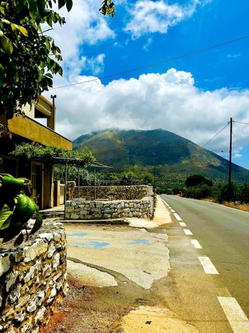 Vila Cozy Cliff Tower W/ Breathtaking Sea Views Agios Georgios Minas Exteriér fotografie