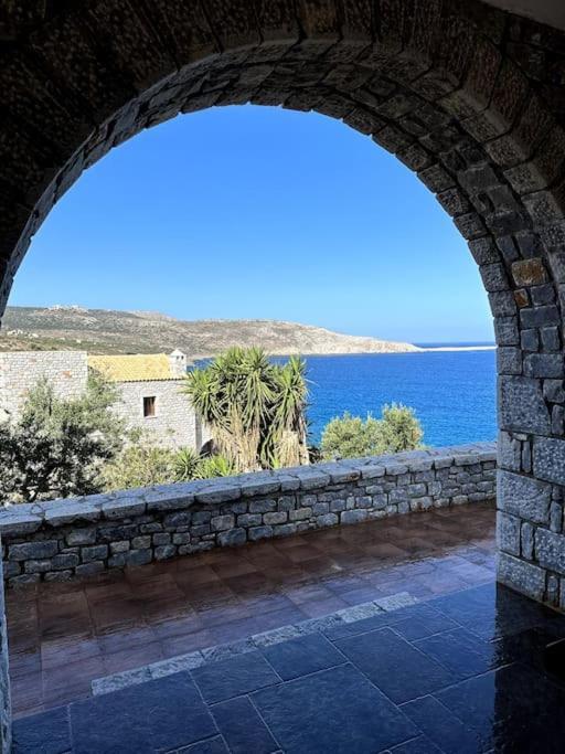 Vila Cozy Cliff Tower W/ Breathtaking Sea Views Agios Georgios Minas Exteriér fotografie